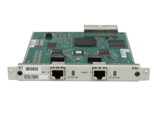 Moduł Juniper PIM z dwoma portami RJ48 i diodami statusu, widoczna płytka elektroniczna z układami scalonymi.