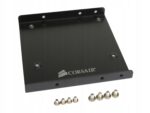 Czarny metalowy adapter Corsair 2.5" na 3.5" z otworami montażowymi obok kompletu srebrnych wkrętów.