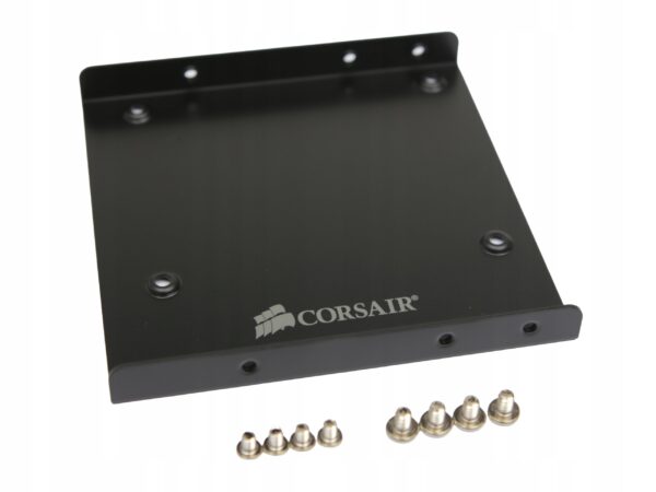 Czarny metalowy adapter Corsair 2.5" na 3.5" z otworami montażowymi obok kompletu srebrnych wkrętów.