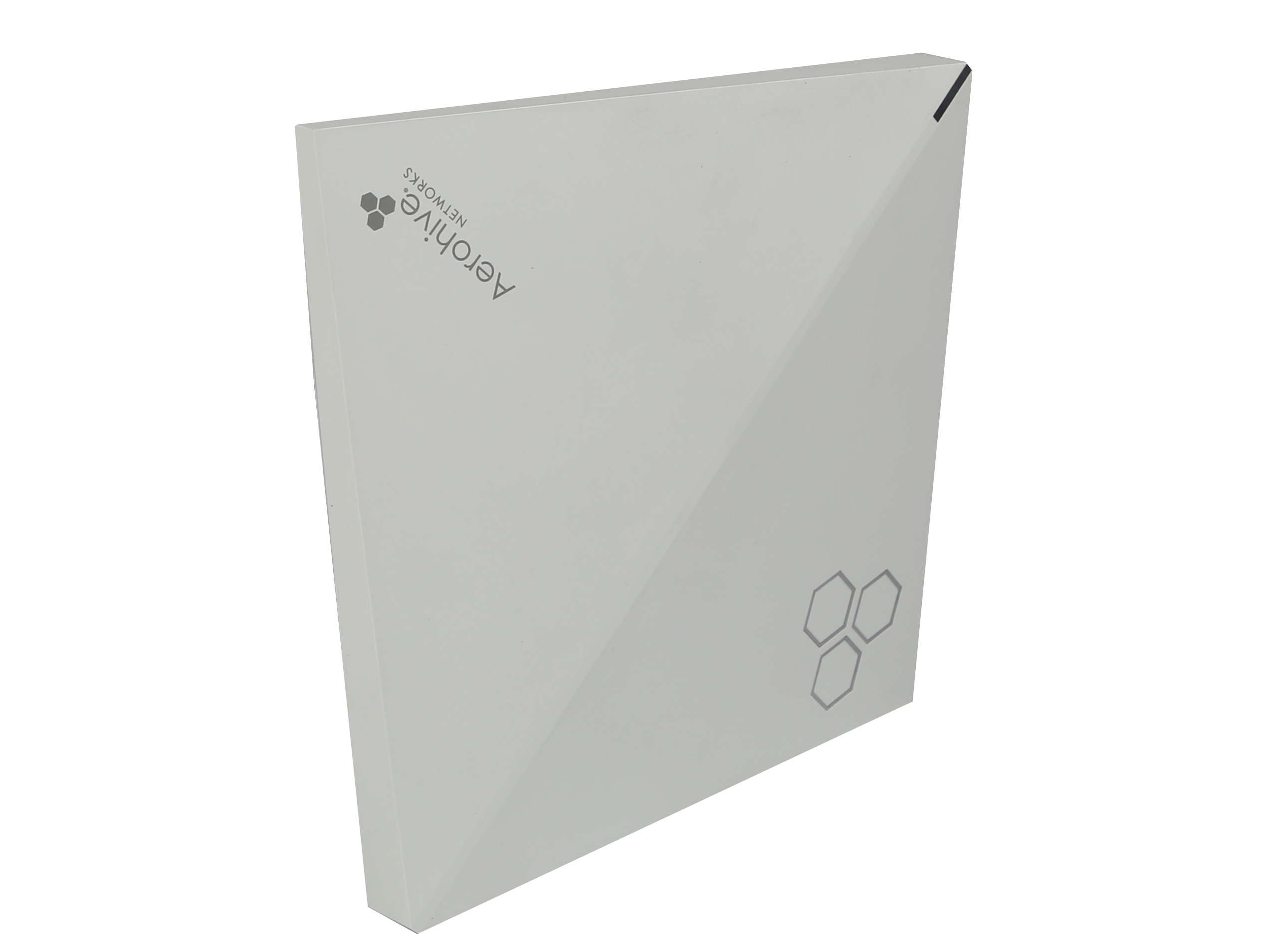 Biały, kwadratowy access point Aerohive zawieszony przodem do kamery, z logo producenta i wzorem plastra miodu na obudowie.