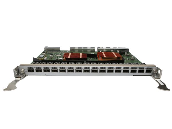 Karta liniowa Brocade z rzędem portów światłowodowych z przodu i widoczną płytką elektroniczną od boku.