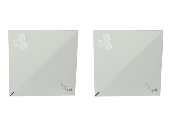 Dwa białe kwadratowe access pointy Aerohive widziane od przodu, z logo i trzema diodami LED w rogu obudowy.
