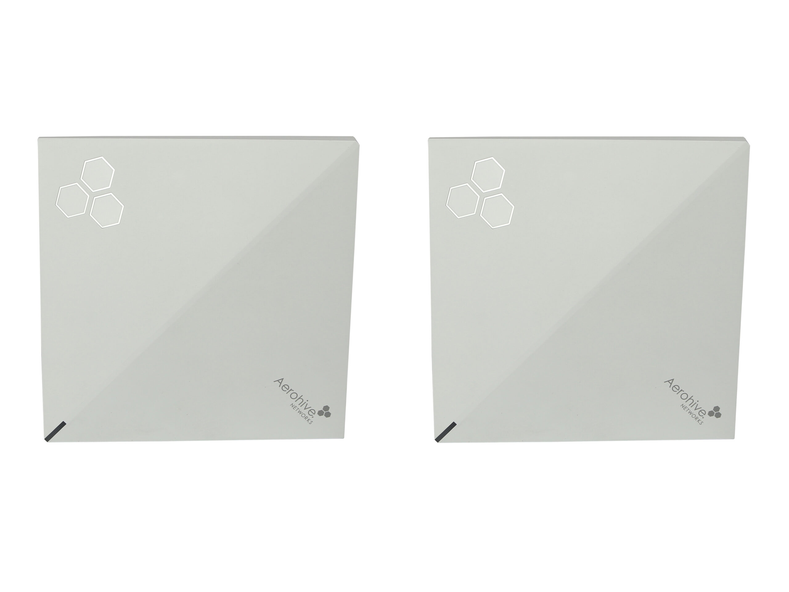 Dwa białe kwadratowe access pointy Aerohive widziane od przodu, z logo i trzema diodami LED w rogu obudowy.
