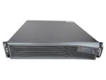 Obudowa serwera Polycom RealPresence 1800 typu rack, widok od przodu pod kątem, z uchwytami montażowymi po bokach.
