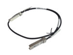 Kabel DAC z metalowymi wtyczkami SFP+ na obu końcach, czarny przewód zwinięty w pętlę, widoczne białe etykiety.