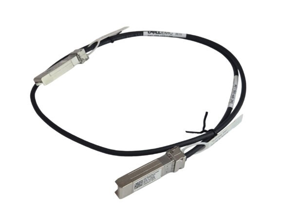 Kabel DAC z metalowymi wtyczkami SFP+ na obu końcach, czarny przewód zwinięty w pętlę, widoczne białe etykiety.