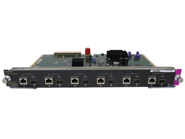 Moduł Cisco z rzędem ośmiu portów RJ45 z przodu i widoczną płytką elektroniczną od góry, złącze krawędziowe z lewej strony.