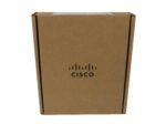 Zamknięte kartonowe pudełko z logo Cisco, widok pod niewielkim kątem, opakowanie bez widocznych uszkodzeń.