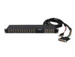 Panel rackowy Matrox z dwoma rzędami złączy BNC oraz dołączony gruby kabel z wielopinowym złączem D-Sub.