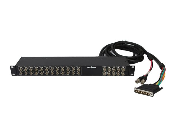 Panel rackowy Matrox z dwoma rzędami złączy BNC oraz dołączony gruby kabel z wielopinowym złączem D-Sub.