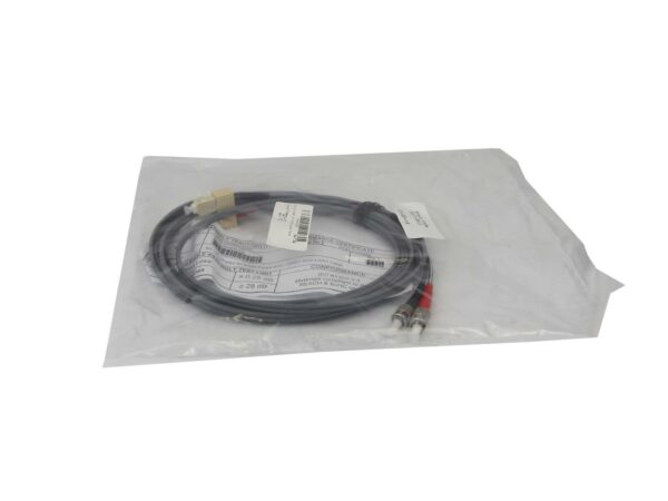 Zwinięty patchcord światłowodowy z końcówkami SC i ST, zapakowany w przezroczystą torebkę foliową z etykietą.