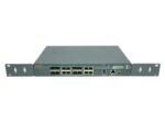 Przedni panel kontrolera Aruba 7030 z rzędami portów SFP i RJ45 oraz zamontowanymi uszami montażowymi do szafy rack.