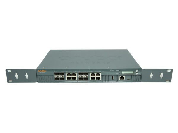 Przedni panel kontrolera Aruba 7030 z rzędami portów SFP i RJ45 oraz zamontowanymi uszami montażowymi do szafy rack.
