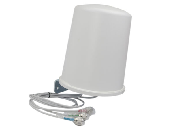 Biała antena kopułkowa HP J9720A na uchwycie montażowym z trzema kablami zakończonymi złączami N-type.