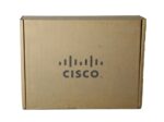 Zamknięte kartonowe pudełko z logo Cisco na wierzchu, brak widocznych śladów uszkodzeń.