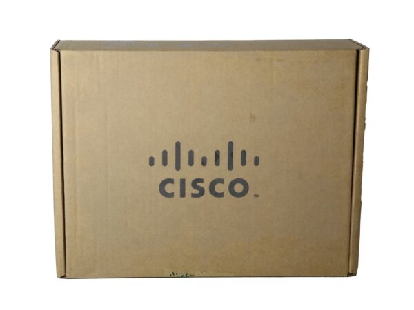 Zamknięte kartonowe pudełko z logo Cisco na wierzchu, brak widocznych śladów uszkodzeń.