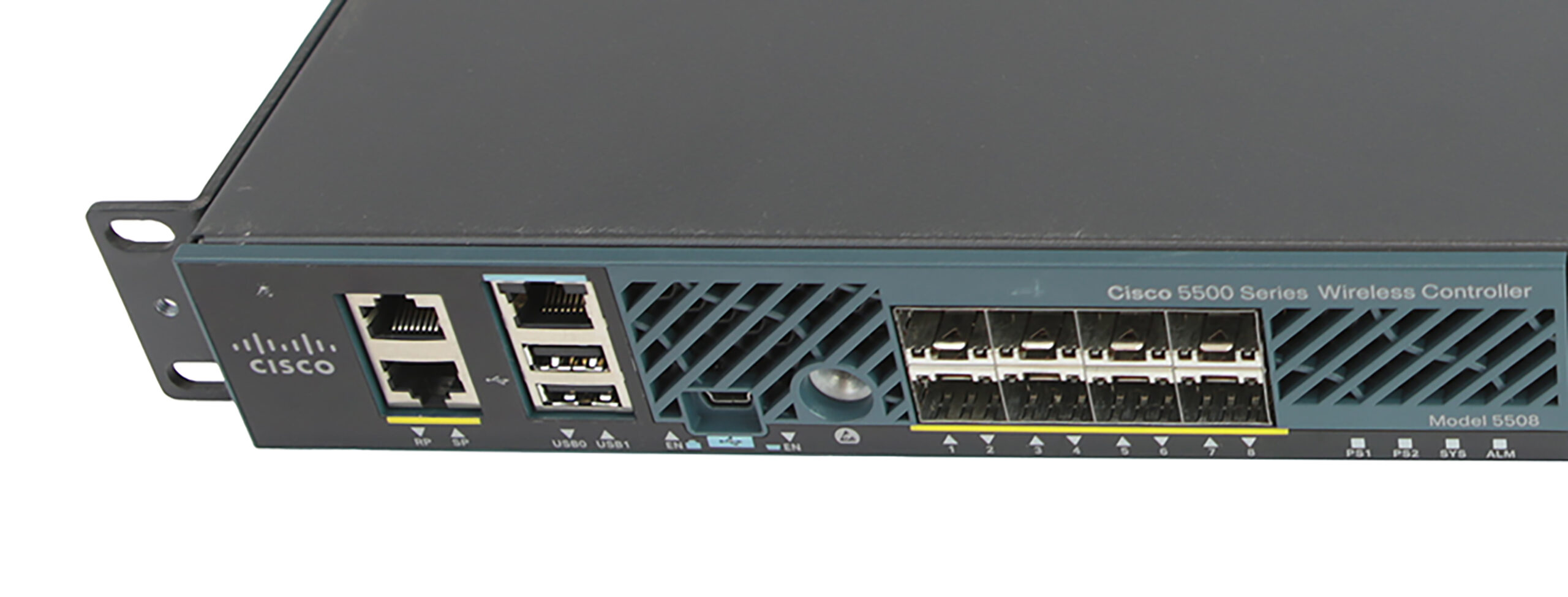 Widok z przodu pod kątem na kontroler WLAN Cisco z uszami montażowymi, portami RJ45, dwoma slotami SFP i rzędem gniazd SFP z prawej strony.