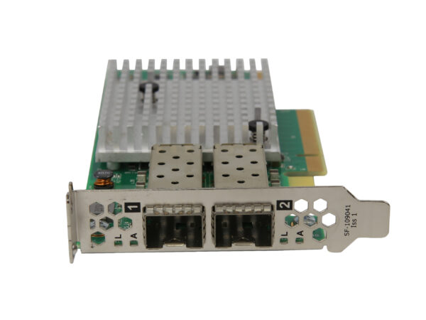 Karta sieciowa PCIe z dużym radiatorem chłodzącym i dwoma portami SFP+ widocznymi z boku, niski profil śledzia.