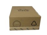 Zamknięte kartonowe pudełko z logo Cisco na wieku i symbolem recyklingu z boku.