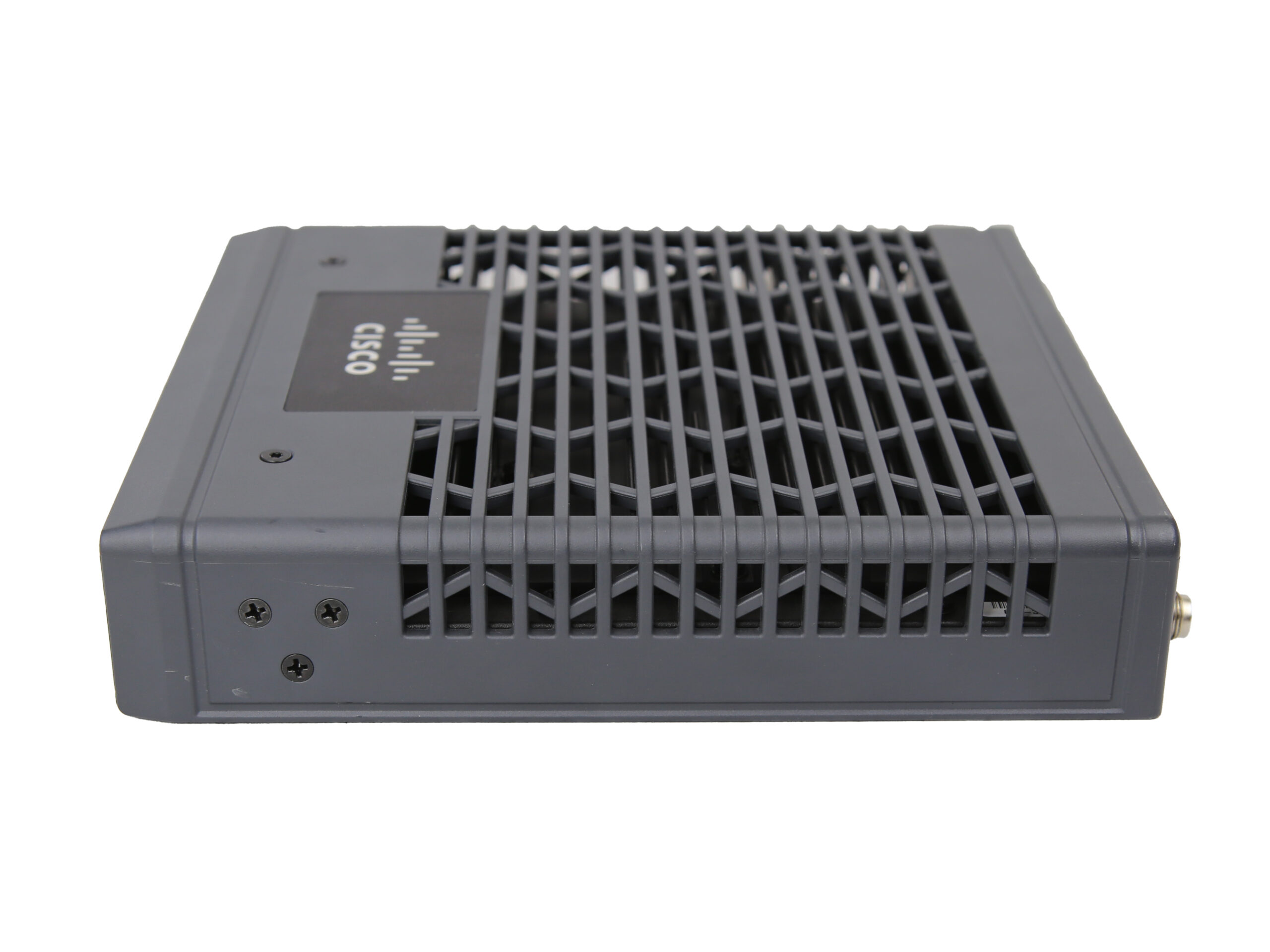 Router Cisco z boku, widoczna perforowana metalowa obudowa z logo oraz złącze antenowe z prawej strony.