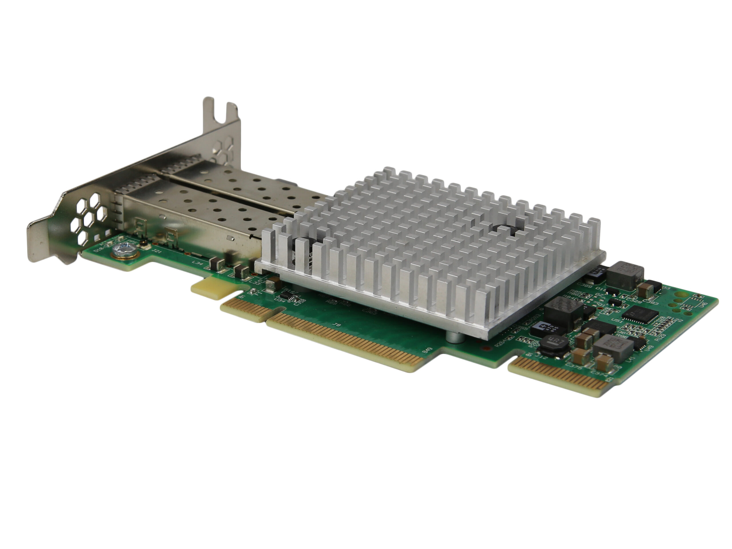 Karta sieciowa PCIe z dużym metalowym radiatorem i widocznym slotem SFP+ z boku, ujęcie pod kątem.