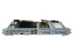 Moduł Cisco UCS-E z widoczną płytą główną, radiatorem, portami sieciowymi i dwoma dyskami twardymi z boku.