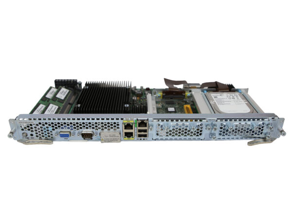 Moduł Cisco UCS-E z widoczną płytą główną, radiatorem, portami sieciowymi i dwoma dyskami twardymi z boku.
