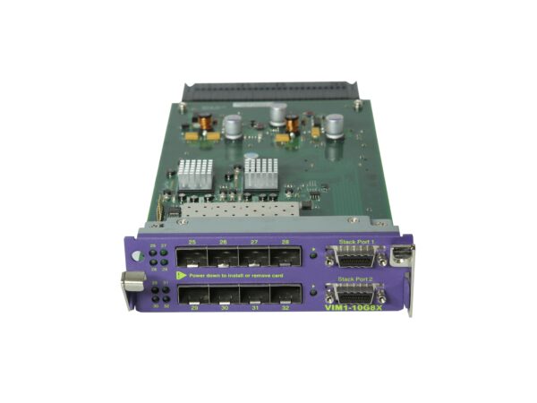 Moduł rozszerzeń Extreme Networks z widoczną odkrytą płytką elektroniczną nad panelem z ośmioma portami SFP+ i portem konsolowym