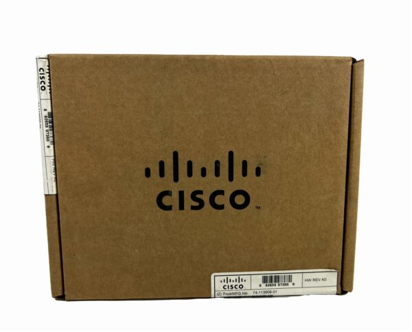 Zamknięte pudełko z logo Cisco i naklejkami z kodami kreskowymi na boku, widok pod kątem.