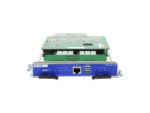 Moduł Juniper SRX3K-RE-12-10 z widoczną odsłoniętą płytą elektroniczną oraz portem RJ45 i dwoma portami USB na niebieskim panelu czołowym