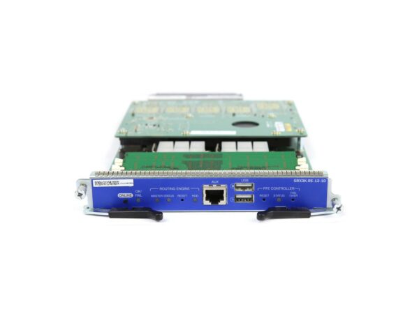 Moduł Juniper SRX3K-RE-12-10 z widoczną odsłoniętą płytą elektroniczną oraz portem RJ45 i dwoma portami USB na niebieskim panelu czołowym