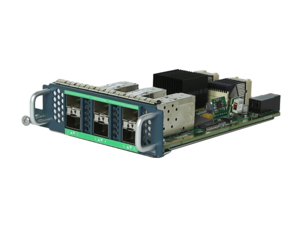 Moduł rozszerzeń Cisco z sześcioma portami SFP na metalowym panelu przednim i widoczną płytką elektroniczną z boku.