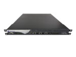Przedni panel kontrolera Nexsan iSeries w obudowie rack 1U z portami sieciowymi i uszami montażowymi, ujęcie pod kątem.