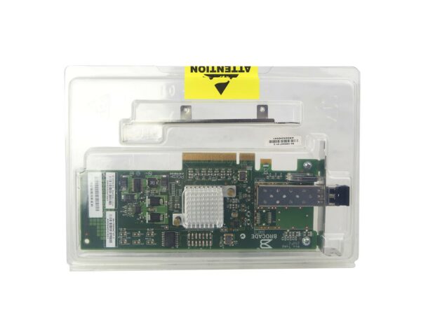 Karta HBA Brocade z jednym portem SFP+ w przezroczystym opakowaniu ochronnym z żółtą naklejką ostrzegawczą.