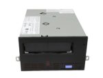 Napęd taśmowy IBM w czarnej obudowie rack, widoczny wyświetlacz LCD i szczelina na kasetę z przodu.