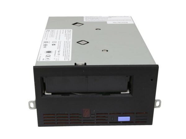 Napęd taśmowy IBM w czarnej obudowie rack, widoczny wyświetlacz LCD i szczelina na kasetę z przodu.
