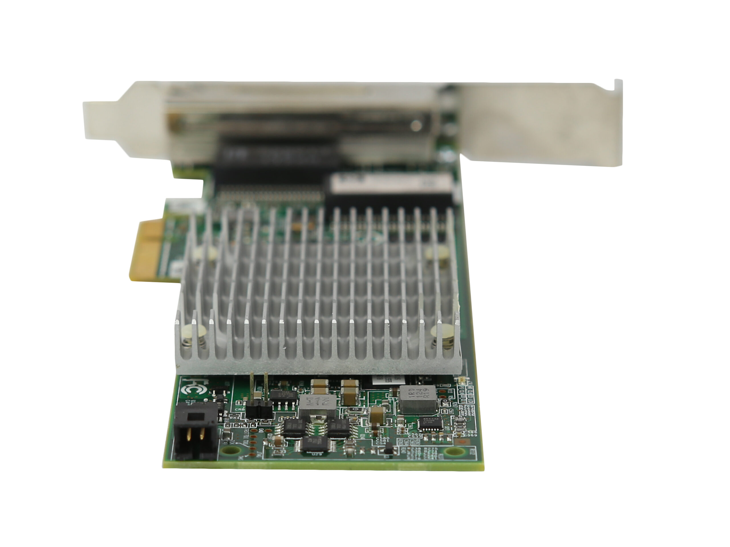 Karta sieciowa PCIe z profilowym śledziem, widoczny radiator chłodzący i złącze krawędziowe pod kątem z boku.
