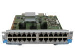 Moduł rozszerzeń HP zl z 24 portami RJ45 widoczny od góry, z odsłoniętą płytą główną i radiatorem powyżej portów