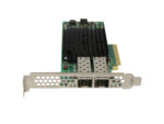 Karta sieciowa PCIe z dwoma portami SFP+ i radiatorem, widoczna od góry pod skosem z niskoprofilowym bracketem obok.