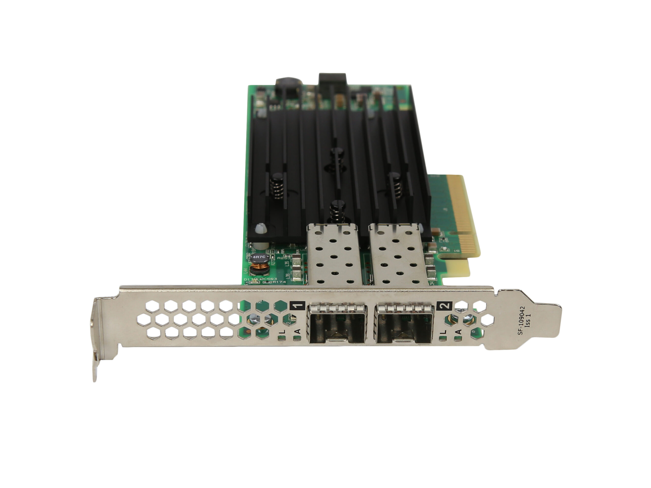 Karta sieciowa PCIe z dwoma portami SFP+ i radiatorem, widoczna od góry pod skosem z niskoprofilowym bracketem obok.