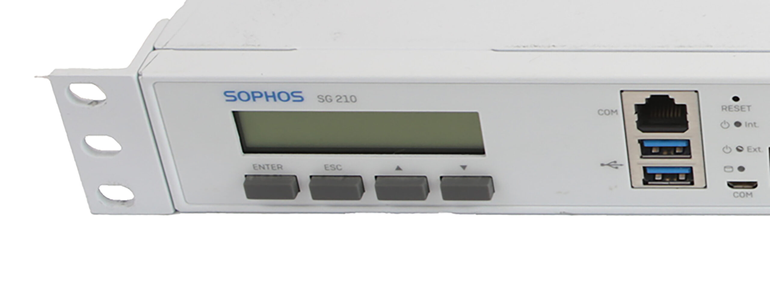 Przedni panel firewalla Sophos SG 210 z wyświetlaczem LCD, przyciskami nawigacji i portami RJ45, widoczne uszy montażowe do szafy rack.