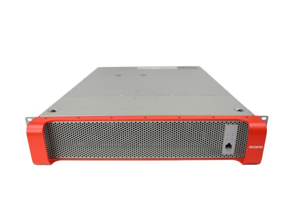 Serwer Acano X1 w obudowie rack 2U z czerwonymi uszami montażowymi i perforowanym panelem przednim, widok pod kątem z przodu i boku.