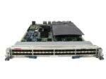 Moduł Cisco Nexus z rzędem 48 portów SFP z przodu i widoczną płytą elektroniczną odsłoniętą od góry.