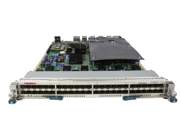 Moduł Cisco Nexus z rzędem 48 portów SFP z przodu i widoczną płytą elektroniczną odsłoniętą od góry.