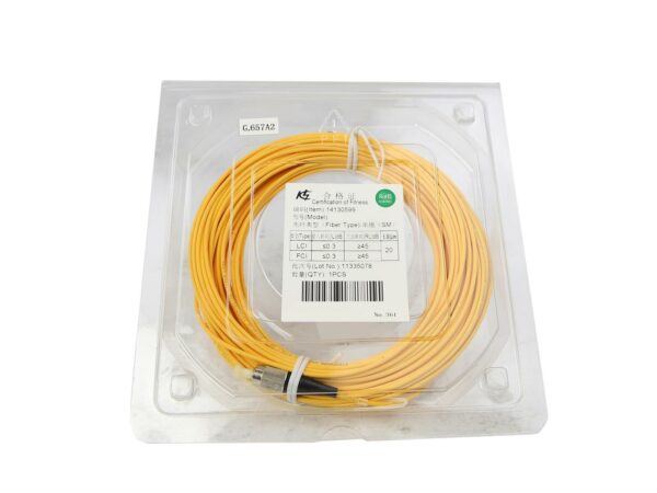 Żółty patchcord światłowodowy zwinięty na kartonowej szpuli, zapakowany w przezroczyste plastikowe pudełko z etykietami.