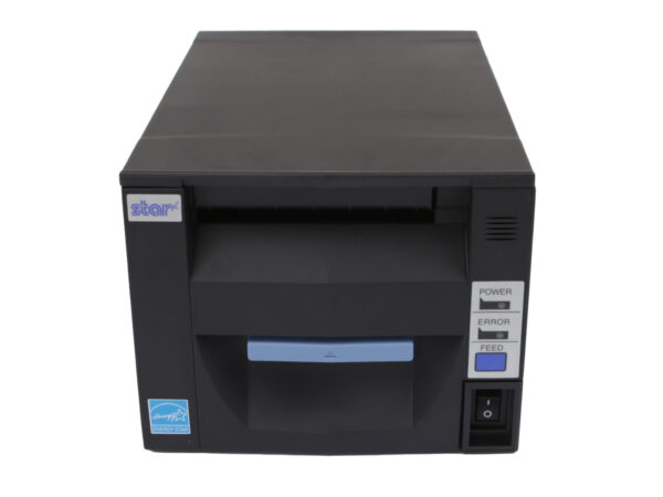 Drukarka termiczna Star Micronics widziana od przodu, z rolką papieru w otworze wyjściowym i przyciskiem zasilania z boku.