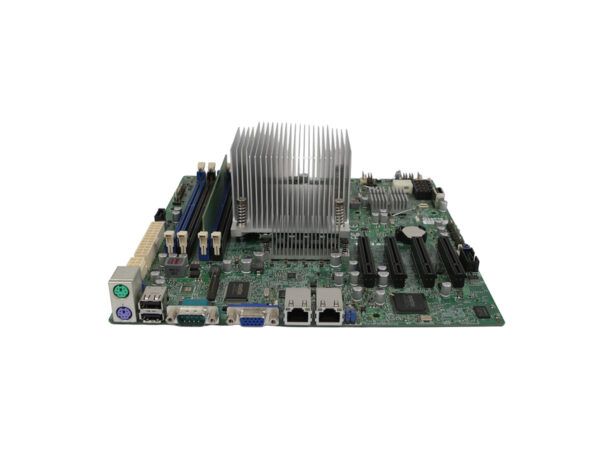 Płyta główna Supermicro z procesorem pod srebrnym radiatorem, widoczne sloty RAM, złącza SATA i porty USB/VGA/LAN z tyłu