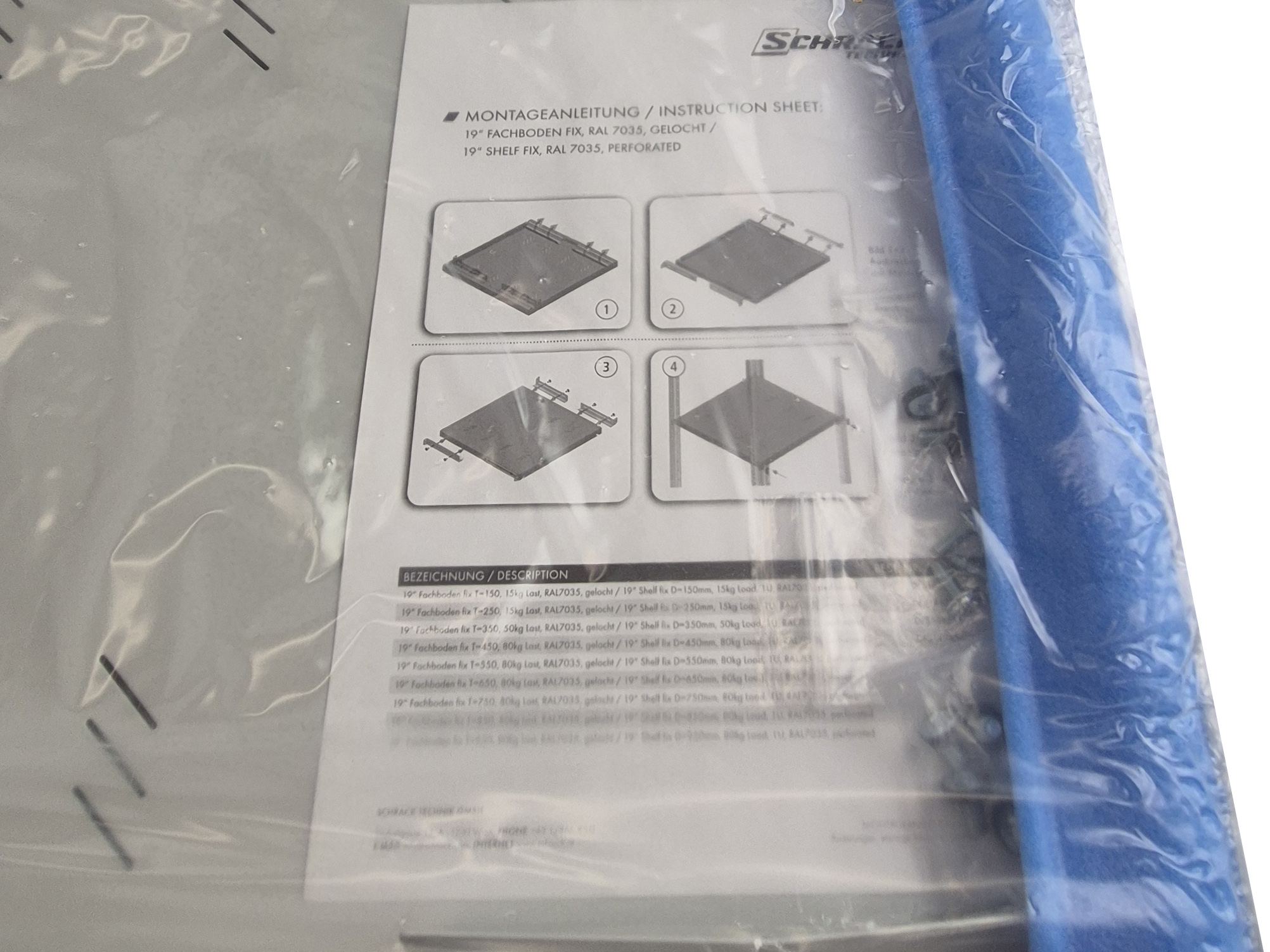 Zafoliowana półka rack Schrack Technik z naklejką instrukcji montażu widoczną przez przezroczyste opakowanie.