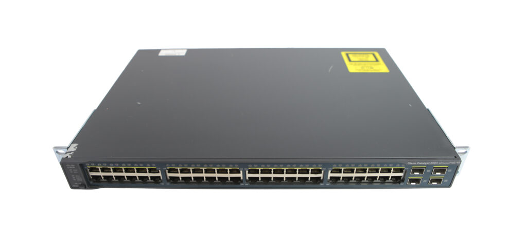 Przedni panel switcha Cisco Catalyst z widocznymi 48 portami RJ45 i diodami stanu, uszy montażowe po bokach obudowy.