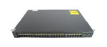 Przedni panel switcha Cisco Catalyst z widocznymi 48 portami RJ45 i diodami stanu, uszy montażowe po bokach obudowy.